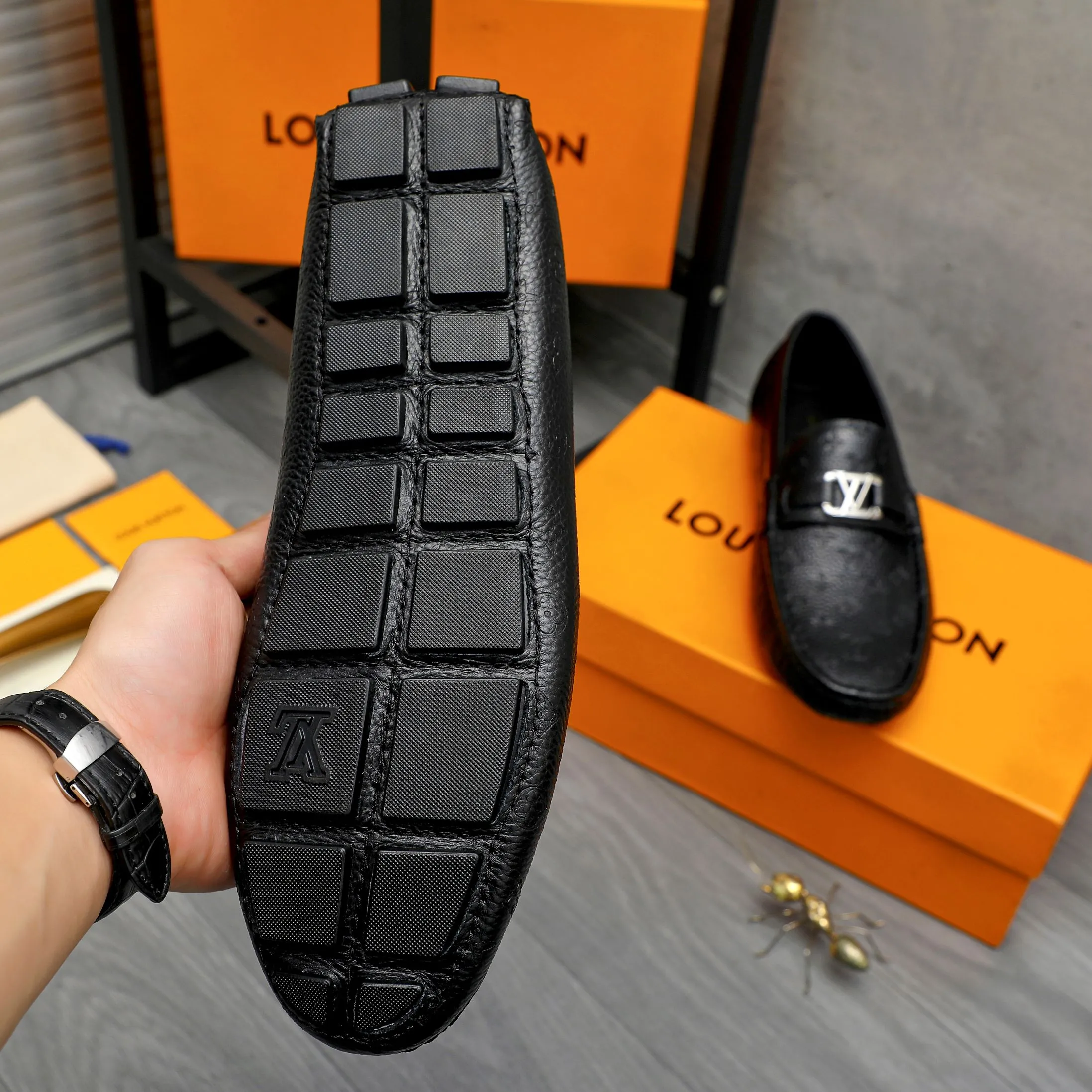 Men's shoes 💰p420 Product trademark: LV (Louis Vuitton) casual slip-on men's shoes Regular size: 38-44 Product material: Selected pebbled cowhide embossed upper, sheepskin lining, rubber outsole
